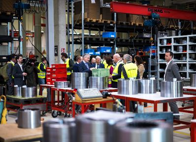 Am 12. M&auml;rz 2026 besuchte Bundeskanzler Christian Stocker im Rahmen seines Bundesl&auml;ndertages den Betrieb Geislinger GmbH in Hallwang. Im Bild mit der Landeshauptfrau von Salzburg Karoline Edtstadler.