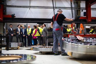 Am 12. M&auml;rz 2026 besuchte Bundeskanzler Christian Stocker (4.v.l.) im Rahmen seines Bundesl&auml;ndertages den Betrieb Geislinger GmbH in Hallwang. Im Bild mit der Landeshauptfrau von Salzburg Karoline Edtstadler (5.v.l.).