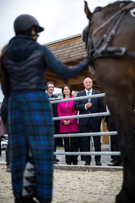 Am 12. M&auml;rz 2026 besuchte Bundeskanzler Christian Stocker (m.) im Rahmen seines Bundesl&auml;ndertages die Landwirtschaftliche Fachschule Winklhof in Oberalm. Im Bild mit der Landeshauptfrau von Salzburg Karoline Edtstadler (m.l.).