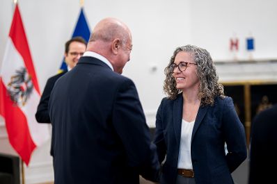 Am 16. M&auml;rz 2026 empfing Bundeskanzler Christian Stocker (l.) die Vizepr&auml;sidentin f&uuml;r Global Policy and Standards bei Google Christy Abizaid (r.) zu einem Arbeitsgespr&auml;ch im Bundeskanzleramt.