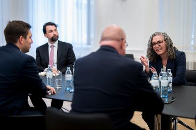 Am 16. M&auml;rz 2026 empfing Bundeskanzler Christian Stocker (m.r.) die Vizepr&auml;sidentin f&uuml;r Global Policy and Standards bei Google Christy Abizaid (r.) zu einem Arbeitsgespr&auml;ch im Bundeskanzleramt. Im Bild mit Staatssekret&auml;r Alexander Pr&ouml;ll (l.).