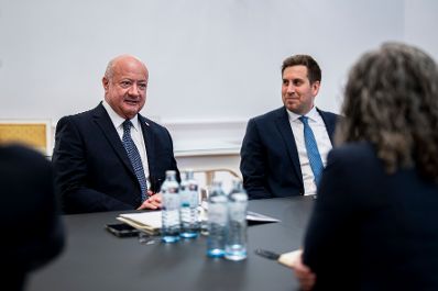 Am 16. M&auml;rz 2026 empfing Bundeskanzler Christian Stocker (l.) die Vizepr&auml;sidentin f&uuml;r Global Policy and Standards bei Google Christy Abizaid (r.) zu einem Arbeitsgespr&auml;ch im Bundeskanzleramt. Im Bild mit Staatssekret&auml;r Alexander Pr&ouml;ll (m.).