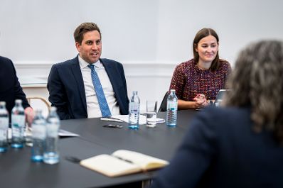 Am 16. M&auml;rz 2026 empfing Bundeskanzler Christian Stocker die Vizepr&auml;sidentin f&uuml;r Global Policy and Standards bei Google Christy Abizaid (r.) zu einem Arbeitsgespr&auml;ch im Bundeskanzleramt. Im Bild mit Staatssekret&auml;r Alexander Pr&ouml;ll (l.).