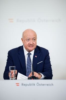 Am 18. M&auml;rz 2026 nahmen Bundeskanzler Christian Stocker (im Bild), Vizekanzler Andreas Babler und Au&szlig;enministerin Beate Meinl-Reisinger am Pressefoyer nach dem Ministerrat teil.