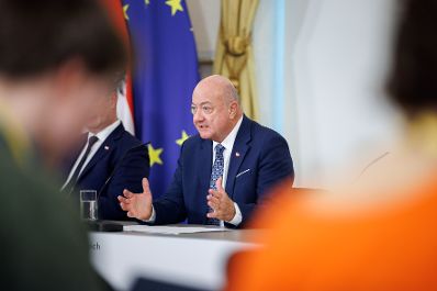 Am 18. M&auml;rz 2026 nahmen Bundeskanzler Christian Stocker (im Bild), Vizekanzler Andreas Babler und Au&szlig;enministerin Beate Meinl-Reisinger am Pressefoyer nach dem Ministerrat teil.