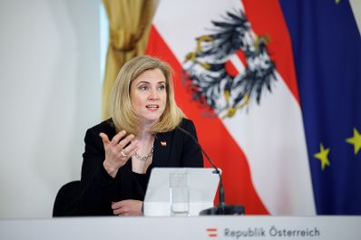 Am 18. M&auml;rz 2026 nahmen Bundeskanzler Christian Stocker, Vizekanzler Andreas Babler und Au&szlig;enministerin Beate Meinl-Reisinger (im Bild) am Pressefoyer nach dem Ministerrat teil.