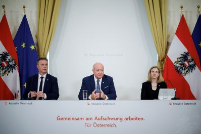 Am 18. M&auml;rz 2026 nahmen Bundeskanzler Christian Stocker (m.), Vizekanzler Andreas Babler (l.) und Au&szlig;enministerin Beate Meinl-Reisinger (r.) am Pressefoyer nach dem Ministerrat teil.