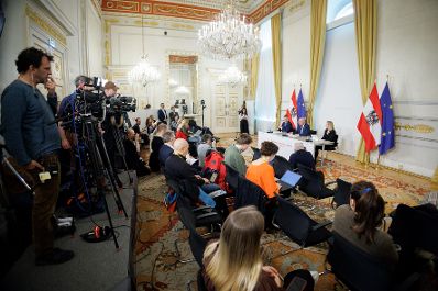 Am 18. M&auml;rz 2026 nahmen Bundeskanzler Christian Stocker, Vizekanzler Andreas Babler und Au&szlig;enministerin Beate Meinl-Reisinger am Pressefoyer nach dem Ministerrat teil.