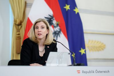 Am 18. M&auml;rz 2026 nahmen Bundeskanzler Christian Stocker, Vizekanzler Andreas Babler und Au&szlig;enministerin Beate Meinl-Reisinger (im Bild) am Pressefoyer nach dem Ministerrat teil.