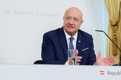 Am 18. M&auml;rz 2026 nahmen Bundeskanzler Christian Stocker (im Bild), Vizekanzler Andreas Babler und Au&szlig;enministerin Beate Meinl-Reisinger am Pressefoyer nach dem Ministerrat teil.