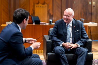 Am 23. M&auml;rz 2026 empfing Bundeskanzler Christian Stocker (r.) den Kommissar f&uuml;r Binnenmarkt und Dienstleistungen der Europ&auml;ischen Union St&eacute;phane S&eacute;journ&eacute; (l.), zu einem Arbeitsgespr&auml;ch im Bundeskanzleramt.