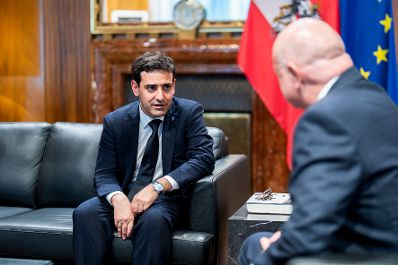 Am 23. M&auml;rz 2026 empfing Bundeskanzler Christian Stocker (r.) den Kommissar f&uuml;r Binnenmarkt und Dienstleistungen der Europ&auml;ischen Union St&eacute;phane S&eacute;journ&eacute; (l.), zu einem Arbeitsgespr&auml;ch im Bundeskanzleramt.