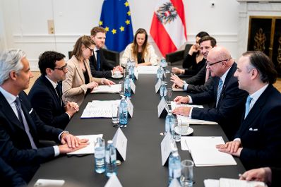 Am 23. M&auml;rz 2026 empfing Bundeskanzler Christian Stocker (2.v.r.) den Kommissar f&uuml;r Binnenmarkt und Dienstleistungen der Europ&auml;ischen Union St&eacute;phane S&eacute;journ&eacute; (2.v.l.), zu einem Arbeitsgespr&auml;ch im Bundeskanzleramt.