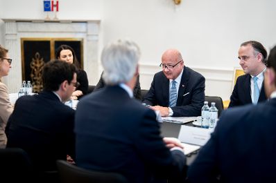 Am 23. M&auml;rz 2026 empfing Bundeskanzler Christian Stocker (2.v.r.) den Kommissar f&uuml;r Binnenmarkt und Dienstleistungen der Europ&auml;ischen Union St&eacute;phane S&eacute;journ&eacute; (l.), zu einem Arbeitsgespr&auml;ch im Bundeskanzleramt.