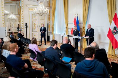 Am 8. April 2026 gab Bundeskanzler Christian Stocker gemeinsam mit Regierungsberater f&uuml;r nationale Sicherheit und Krisenvorsorge Peter Vorhofer ein Pressestatement zur Einrichtung eines Koordinationsgremiums.