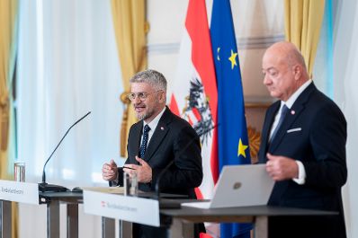 Am 8. April 2026 gab Bundeskanzler Christian Stocker (r.) gemeinsam mit Regierungsberater f&uuml;r nationale Sicherheit und Krisenvorsorge Peter Vorhofer (l.) ein Pressestatement zur Einrichtung eines Koordinationsgremiums.