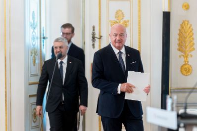 Am 8. April 2026 gab Bundeskanzler Christian Stocker (r.) gemeinsam mit Regierungsberater f&uuml;r nationale Sicherheit und Krisenvorsorge Peter Vorhofer (l.) ein Pressestatement zur Einrichtung eines Koordinationsgremiums.