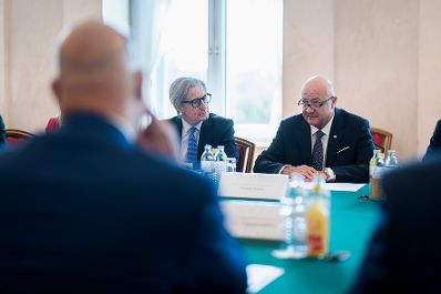 Am 8. April 2026 empfing Bundeskanzler Christian Stocker (r.) Botschafter der UN zu einem Arbeitsgespr&auml;ch im Bundeskanzleramt.