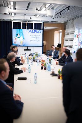 Am 9. April 2026 besuchte Bundeskanzler Christian Stocker (im Bild) im Rahmen seines Bundesl&auml;ndertages das Verpackungsunternehmen ALPLA.