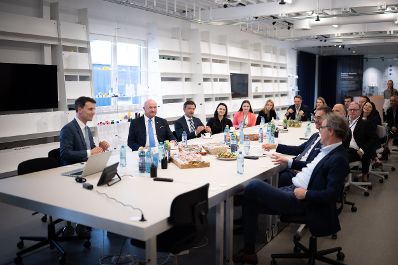 Am 9. April 2026 besuchte Bundeskanzler Christian Stocker (im Bild) im Rahmen seines Bundesl&auml;ndertages das Verpackungsunternehmen ALPLA.