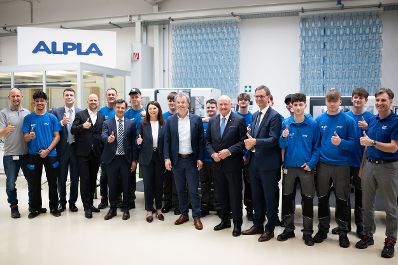 Am 9. April 2026 besuchte Bundeskanzler Christian Stocker (im Bild) im Rahmen seines Bundesl&auml;ndertages das Verpackungsunternehmen ALPLA.