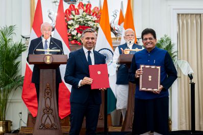 Am 16. April 2026 setzte Bundeskanzler Christian Stocker (l.) seinen mehrt&auml;gigem Arbeitsbesuch in Indien fort. Im Bild mit Bundesminister Wolfgang Hattmannsdorfer (2.v.l.) und dem Premierminister von Indien Narendra Modi (2.v.r.) bei der anschlie&szlig;enden Pressekonferenz.
