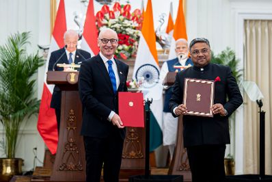 Am 16. April 2026 setzte Bundeskanzler Christian Stocker (l.) seinen mehrt&auml;gigem Arbeitsbesuch in Indien fort. Im Bild mit Botschafter Robert Zischg (2.v.l.) und dem Premierminister von Indien Narendra Modi (2.v.r.) bei der anschlie&szlig;enden Pressekonferenz.