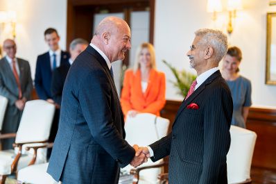 Am 15. April 2026 reiste Bundeskanzler Christian Stocker (4.v.r.) zu einem mehrt&auml;gigem Arbeitsbesuch nach Indien. Im Bild bei einem Arbeitsgespr&auml;ch mit dem Au&szlig;enminister von Indien Subrahmanyam Jaishankar (2.v.r.).
