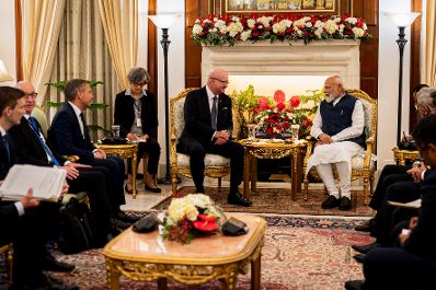 Am 16. April 2026 setzte Bundeskanzler Christian Stocker (5.v.l.) seinen mehrt&auml;gigem Arbeitsbesuch in Indien fort. Im Bild mit Bundesminister Wolfgang Hattmannsdorfer (3.v.l.) beim Arbeitsgespr&auml;ch mit dem Premierminister von Indien Narendra Modi (6.v.l.).