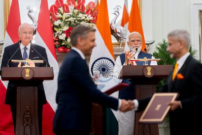 Am 16. April 2026 setzte Bundeskanzler Christian Stocker (l.) seinen mehrt&auml;gigem Arbeitsbesuch in Indien fort. Im Bild mit Bundesminister Wolfgang Hattmannsdorfer (2.v.l.) und dem Premierminister von Indien Narendra Modi (2.v.r.) bei der anschlie&szlig;enden Pressekonferenz.
