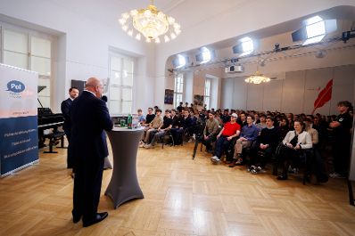 Am 20. April 2026 nahm Bundeskanzler Christian Stocker (2.v.l.) am Austausch mit Jugendlichen im Rahmen des &bdquo;Politics &amp; Education&ldquo; Programms teil.
