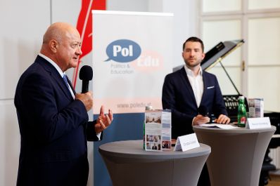 Am 20. April 2026 nahm Bundeskanzler Christian Stocker (l.) am Austausch mit Jugendlichen im Rahmen des &bdquo;Politics &amp; Education&ldquo; Programms teil.