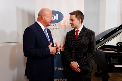 Am 20. April 2026 nahm Bundeskanzler Christian Stocker (l.) am Austausch mit Jugendlichen im Rahmen des &bdquo;Politics &amp; Education&ldquo; Programms teil.