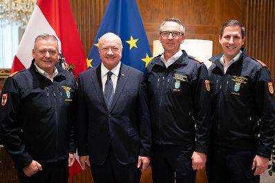Am 21. April 2026 empfing Bundeskanzler Christian Stocker (m.l.) den Landesfeuerwehrkommandanten von Nieder&ouml;sterreich Dietmar Fahrafellner (l.) zu einem Arbeitsgespr&auml;ch im Bundeskanzleramt.