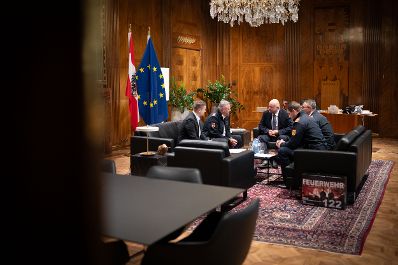Am 21. April 2026 empfing Bundeskanzler Christian Stocker (m.) den Landesfeuerwehrkommandanten von Nieder&ouml;sterreich Dietmar Fahrafellner (m.l.) zu einem Arbeitsgespr&auml;ch im Bundeskanzleramt.