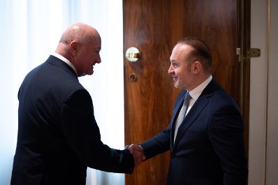 Am 21. April 2026 empfing Bundeskanzler Christian Stocker (l.) den Pr&auml;sidenten der IGG&Ouml; &Uuml;mit Vural (r.) zu einem Arbeitsgespr&auml;ch im Bundeskanzleramt.