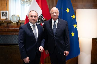 Am 21. April 2026 empfing Bundeskanzler Christian Stocker (r.) den Pr&auml;sidenten der IGG&Ouml; &Uuml;mit Vural (l.) zu einem Arbeitsgespr&auml;ch im Bundeskanzleramt.