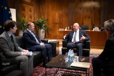 Am 21. April 2026 empfing Bundeskanzler Christian Stocker (m.r.) den Pr&auml;sidenten der IGG&Ouml; &Uuml;mit Vural (m.l.) zu einem Arbeitsgespr&auml;ch im Bundeskanzleramt.