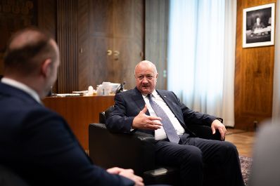 Am 21. April 2026 empfing Bundeskanzler Christian Stocker (r.) den Pr&auml;sidenten der IGG&Ouml; &Uuml;mit Vural (l.) zu einem Arbeitsgespr&auml;ch im Bundeskanzleramt.