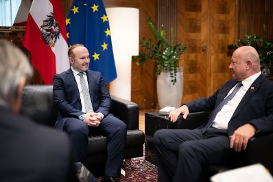 Am 21. April 2026 empfing Bundeskanzler Christian Stocker (r.) den Pr&auml;sidenten der IGG&Ouml; &Uuml;mit Vural (m.) zu einem Arbeitsgespr&auml;ch im Bundeskanzleramt.
