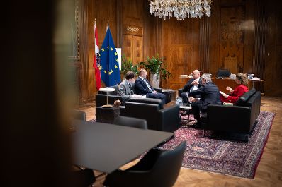 Am 21. April 2026 empfing Bundeskanzler Christian Stocker (m.) den Pr&auml;sidenten der IGG&Ouml; &Uuml;mit Vural (2.v.l.) zu einem Arbeitsgespr&auml;ch im Bundeskanzleramt.