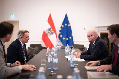 Am 21. April 2026 empfing Bundeskanzler Christian Stocker (2.v.r.) den CEO von Sandoz Richard Saynor (2.v.l.) zu einem Arbeitsgespr&auml;ch im Bundeskanzleramt.