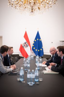 Am 21. April 2026 empfing Bundeskanzler Christian Stocker (2.v.r.) den CEO von Sandoz Richard Saynor (2.v.l.) zu einem Arbeitsgespr&auml;ch im Bundeskanzleramt.