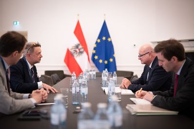 Am 21. April 2026 empfing Bundeskanzler Christian Stocker (2.v.r.) den CEO von Sandoz Richard Saynor (2.v.l.) zu einem Arbeitsgespr&auml;ch im Bundeskanzleramt.