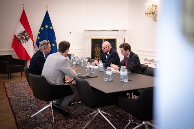 Am 21. April 2026 empfing Bundeskanzler Christian Stocker (2.v.r.) den CEO von Sandoz Richard Saynor (l.) zu einem Arbeitsgespr&auml;ch im Bundeskanzleramt.