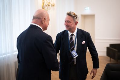 Am 21. April 2026 empfing Bundeskanzler Christian Stocker (l.) den CEO von Sandoz Richard Saynor (r.) zu einem Arbeitsgespr&auml;ch im Bundeskanzleramt.