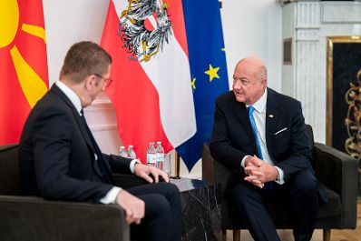 Am 22. April 2026 empfing Bundeskanzler Christian Stocker (r.) den Premierminister von Nordmadzedonien Hristijan Mickoski (l.) zu einem Arbeitsbesuch im Bundeskanzleramt.