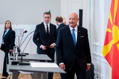 Am 22. April 2026 empfing Bundeskanzler Christian Stocker (r.) den Premierminister von Nordmadzedonien Hristijan Mickoski (3.v.r.) zu einem Arbeitsbesuch im Bundeskanzleramt. Im Bild bei einer gemeinsamen Pressekonferenz.