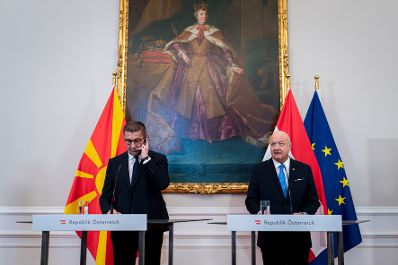 Am 22. April 2026 empfing Bundeskanzler Christian Stocker (r.) den Premierminister von Nordmadzedonien Hristijan Mickoski (l.) zu einem Arbeitsbesuch im Bundeskanzleramt. Im Bild bei einer gemeinsamen Pressekonferenz.