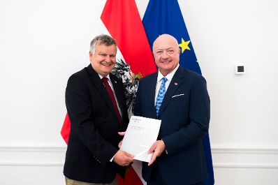 Am 27. April 2026 empfing Bundeskanzler Christian Stocker (r.) den Vorsitzender des &ouml;sterreichischen Forschungs- und Innovationsrates, Thomas Henzinger (l.) zu einem Arbeitsgespr&auml;ch im Bundeskanzleramt.
